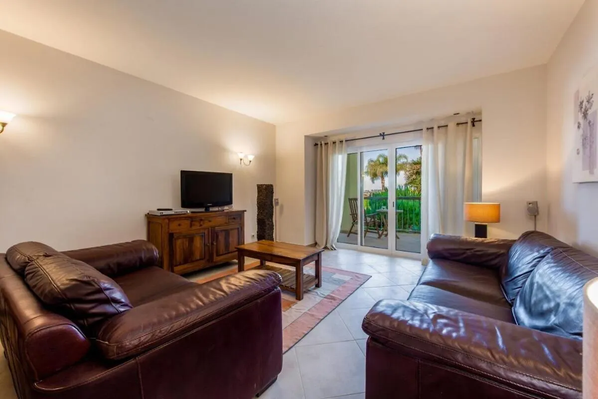 3-Bedroom Ground Floor Apartment With Communal Pool In The Heart Of Alvor At07