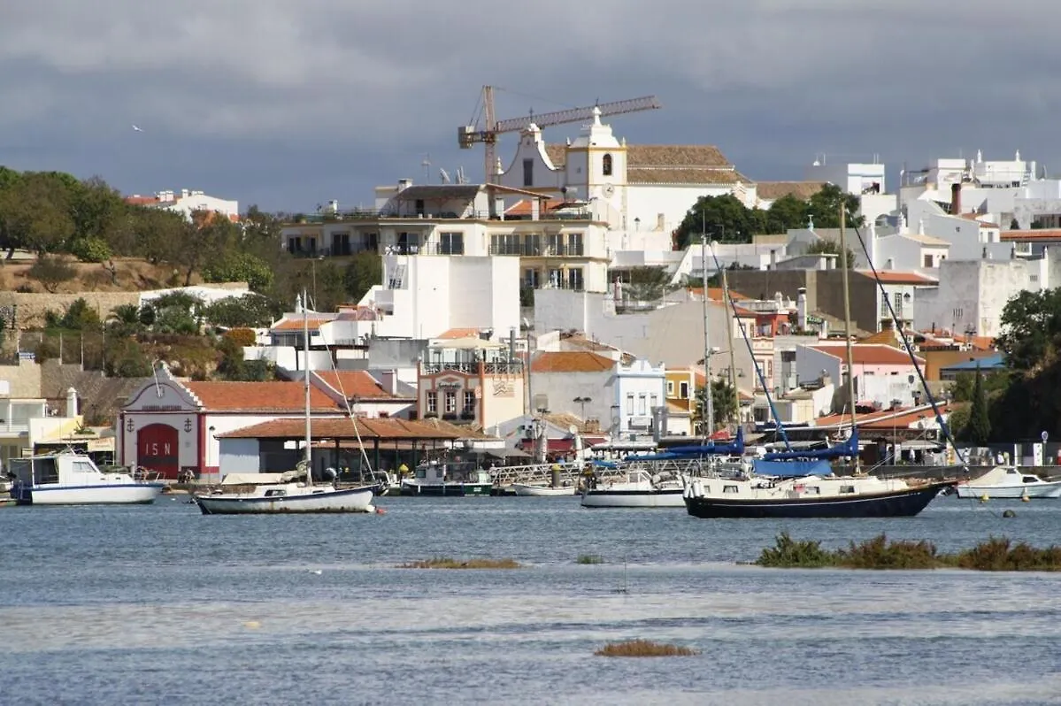 3-Bedroom Ground Floor Apartment With Communal Pool In The Heart Of Alvor At07