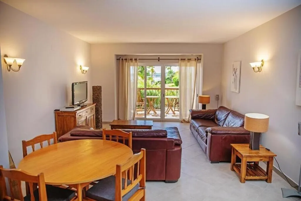 3-Bedroom Ground Floor Apartment With Communal Pool In The Heart Of Alvor At07
