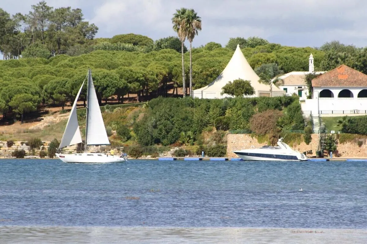 3-Bedroom Ground Floor Apartment With Communal Pool In The Heart Of Alvor At07