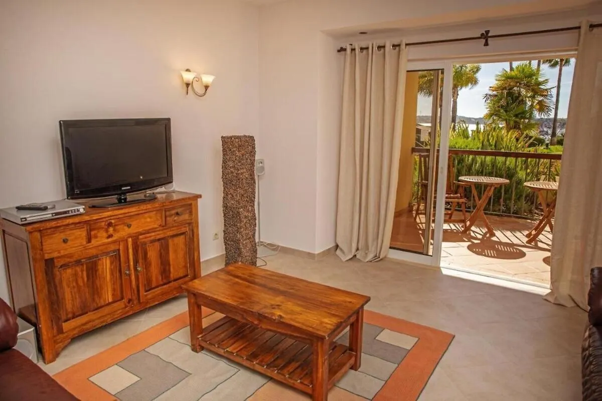 3-Bedroom Ground Floor Apartment With Communal Pool In The Heart Of Alvor At07