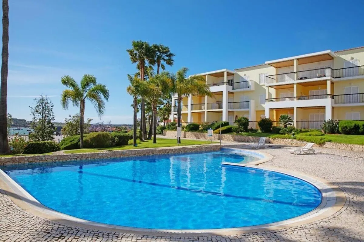 3-Bedroom Ground Floor Apartment With Communal Pool In The Heart Of Alvor At07 0*,
