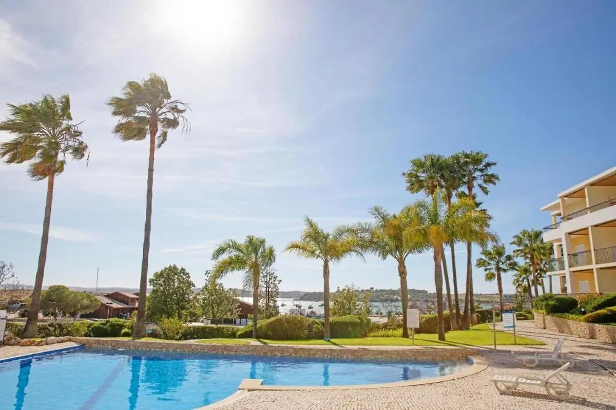 3-Bedroom Ground Floor Apartment With Communal Pool In The Heart Of Alvor At07