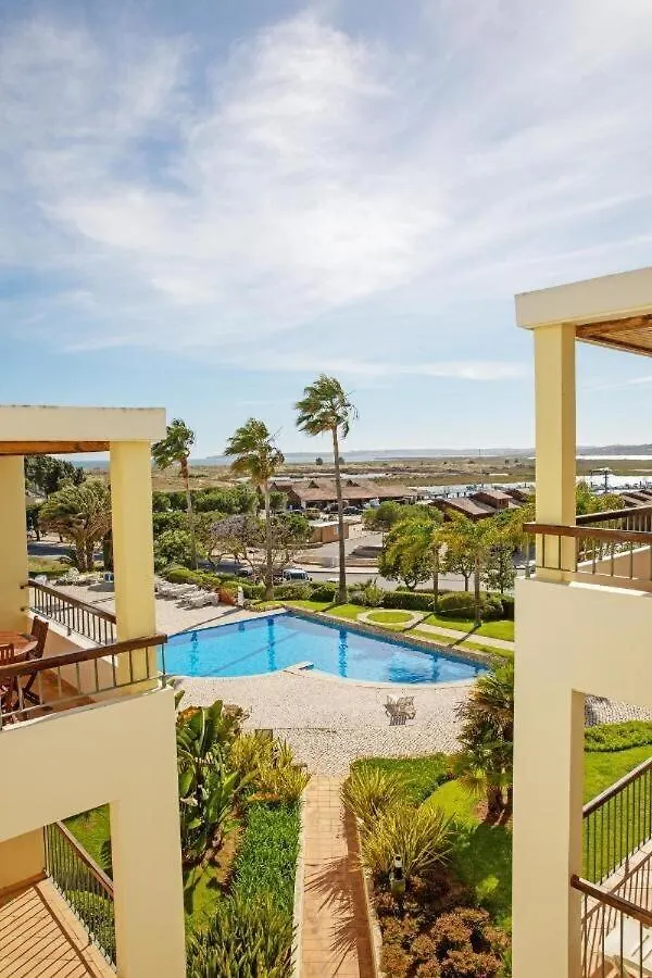 3-Bedroom Ground Floor Apartment With Communal Pool In The Heart Of Alvor At07
